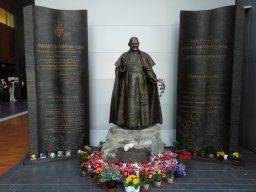 Bergamo - Statua di Papa Giovanni XXIII, Ospedale Papa Giovanni XXIII